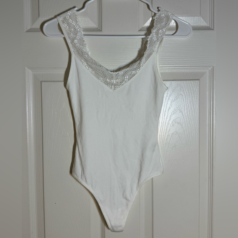 Little Moon White Ribbed Bodysuit – Lace Trim, Sleeveless V-Neck‎